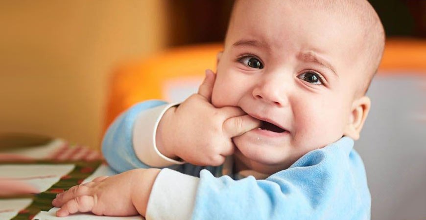 علائم دندان در آوردن نوزاد و راهکار آرامش نوزاد در این دوران